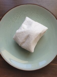 Avocadopit in keukenpapier