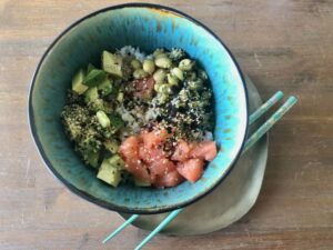 Poke bowl met zalm en avocado