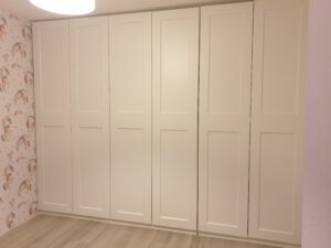 Nieuwe kledingkasten op de kinderkamer