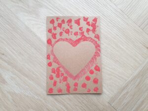Kinderen schrijven kerstkaarten voor ouderen