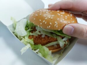 De Veggie McChicken in het bekende MC Donalds doosje