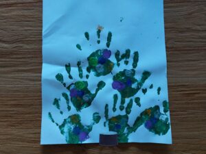 Kerstboom van geverfde handjes