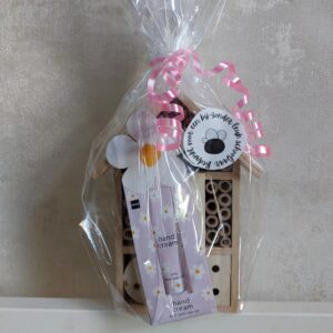 Insectenhotel en bloem handcreme als bedankje voor de juf ingepakt
