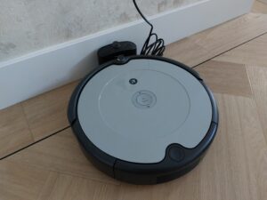 Stofzuigerrobot roomba aan oplaadstation