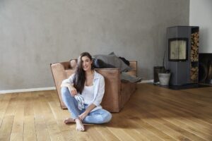 Dame zittend op een houten vloer