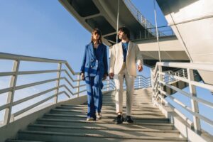 Modetrend herfst winter 2023 man en vrouw in pak