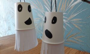 Spookjes gemaakt van bekertjes