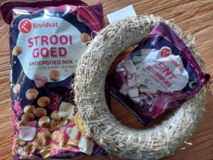 Benodigdheden voor het maken van een kruidnotenkrans