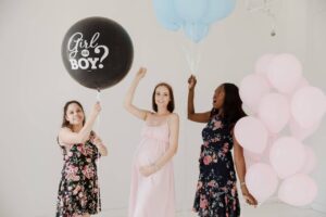 Gender reveal ballon prikken
