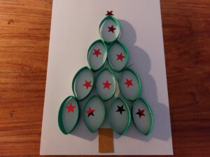 Kerstboom knutselen van wc rollen
