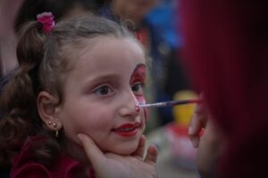 Lieveheersbeestje schminken bij kind