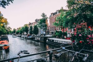 Brug met fietsen in de stad