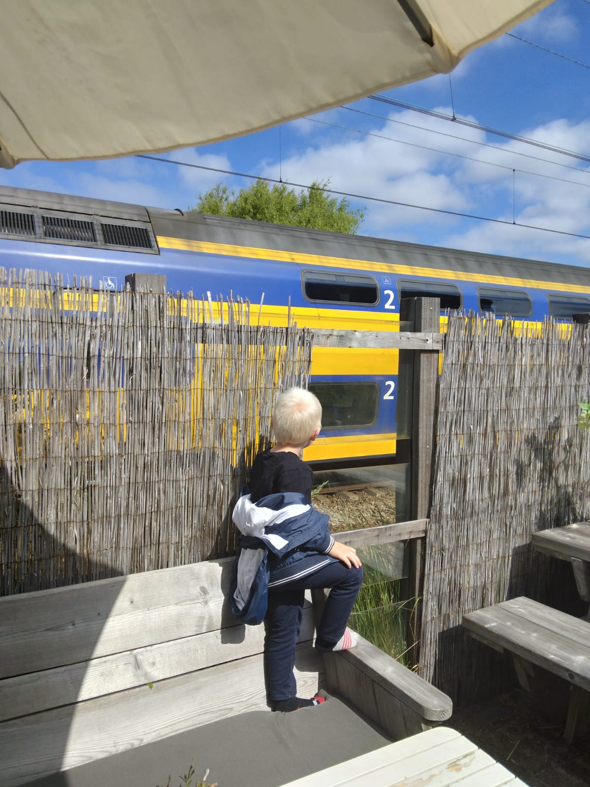 Guido bij restaurant tussen station bollenstreek
