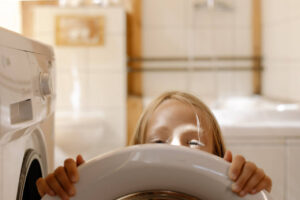 Meisje bij de wasmachine 1