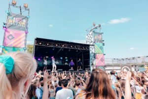 Een concert tijdens Kidsstock