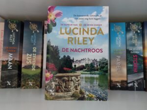 Boek de nachtroos in boekenkast