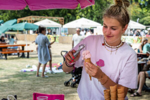 Dame die ijsjes maakt tijdens het festival