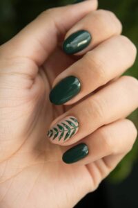Hand met groene nagellak
