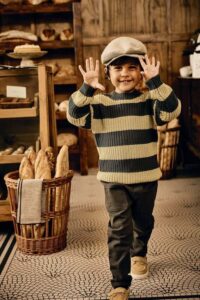 Jongen in retro trui