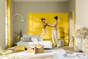 Moeder en dochter dansen in een kamer met de verf True Joy op de muur