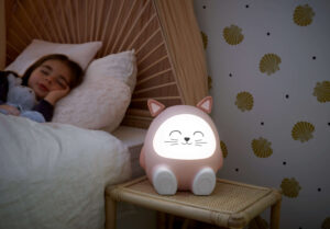 Nachtlampje Mia de kat in een kinderslaapkamer