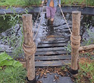 Bruggetje bij blote voetenpad de Proeftuin Boskoop