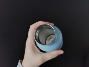 De binnenkant van een thermosfles van RVS