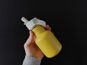 Een gele RVS drinkfles van 350ml
