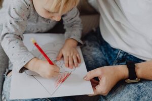 Kind maakt knutselwerkje