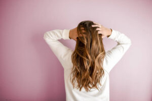 Vrouw die haar lange haren verzorgd