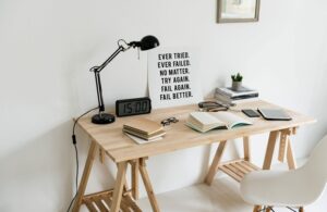 Een bureau op zolder