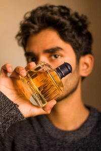 Man met een flesje mannen parfum