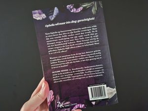 Achterkant van het boek Day Break, deel 2 van de Sorrowsong University serie